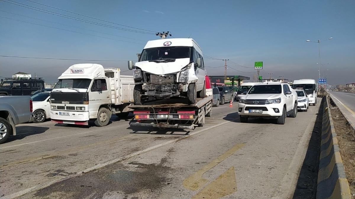 Edremit&rsquo;te minib&uuml;sler &ccedil;arpıştı: 11 yaralı