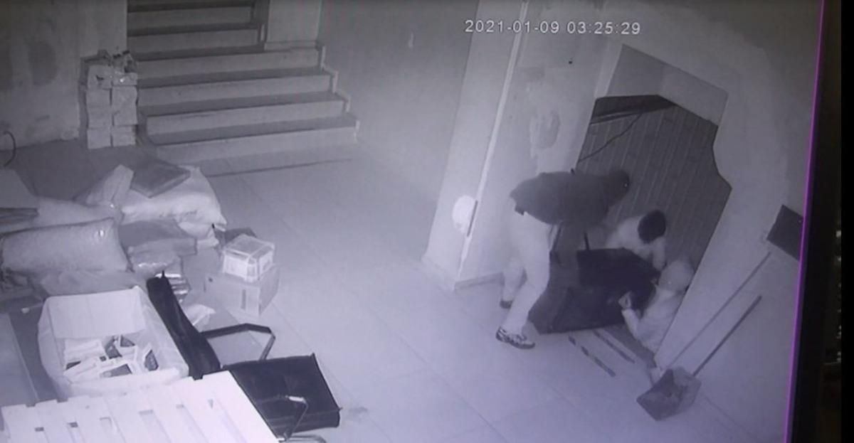 Hem sadaka kutusunu hem de iş&ccedil;ilerin maaşının bulunduğu 300 kiloluk kasayı &ccedil;aldılar
