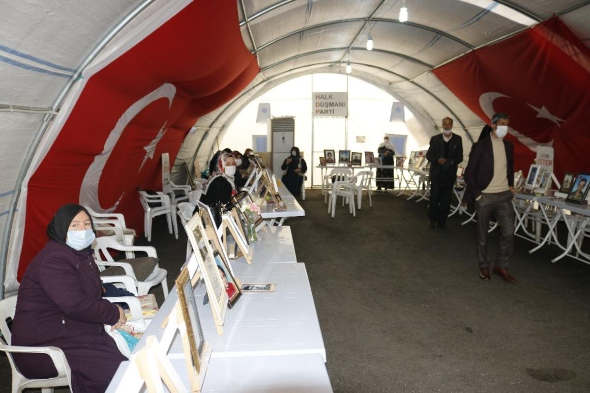 Soğuk havalara rağmen &ccedil;ocuklarından gelecek haberi bekliyorlar