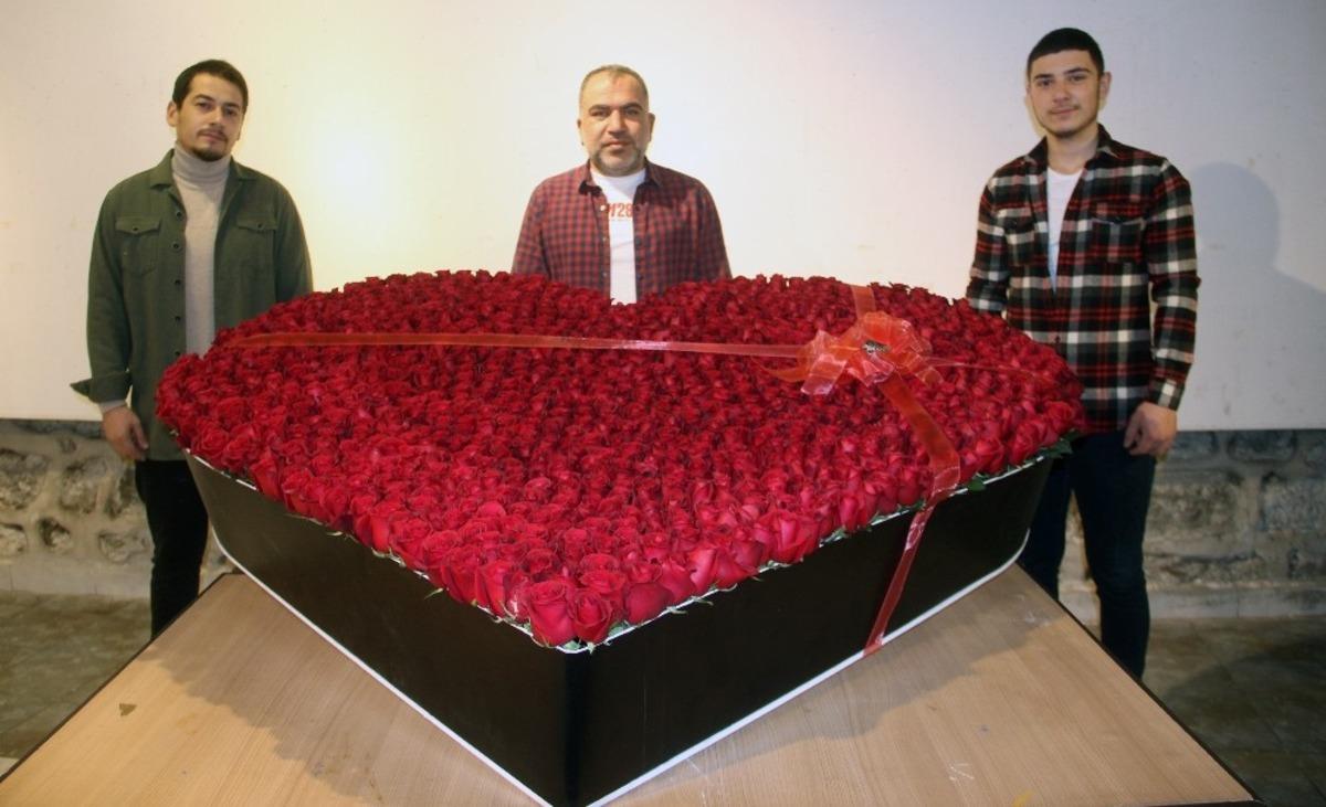 Pandemi s&uuml;recinde g&ouml;r&uuml;şemediği sevgilisi i&ccedil;in 1001 g&uuml;lden kalp yaptırdı