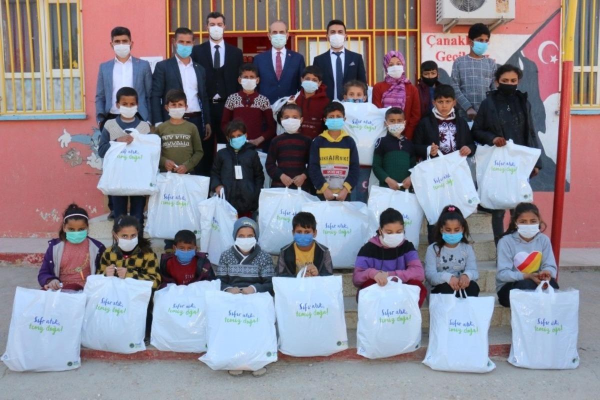 İhtiya&ccedil; sahibi &ouml;ğrencilere kışlık giyecek desteği