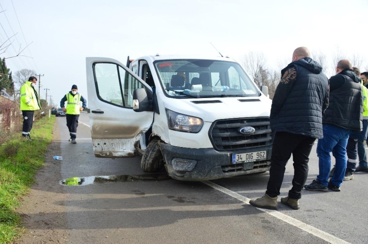 SASKİ&rsquo;nin aracı emniyet şeridindeki l&uuml;ks otomobile &ccedil;arptı: 1 yaralı
