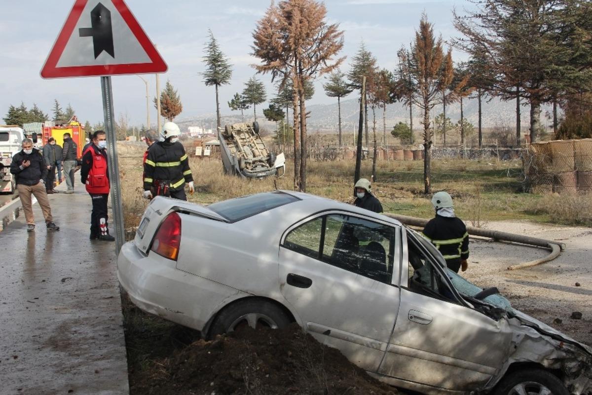 Aynı y&ouml;ne seyir halindeki kamyonet ile otomobil &ccedil;arpıştı: 1 yaralı