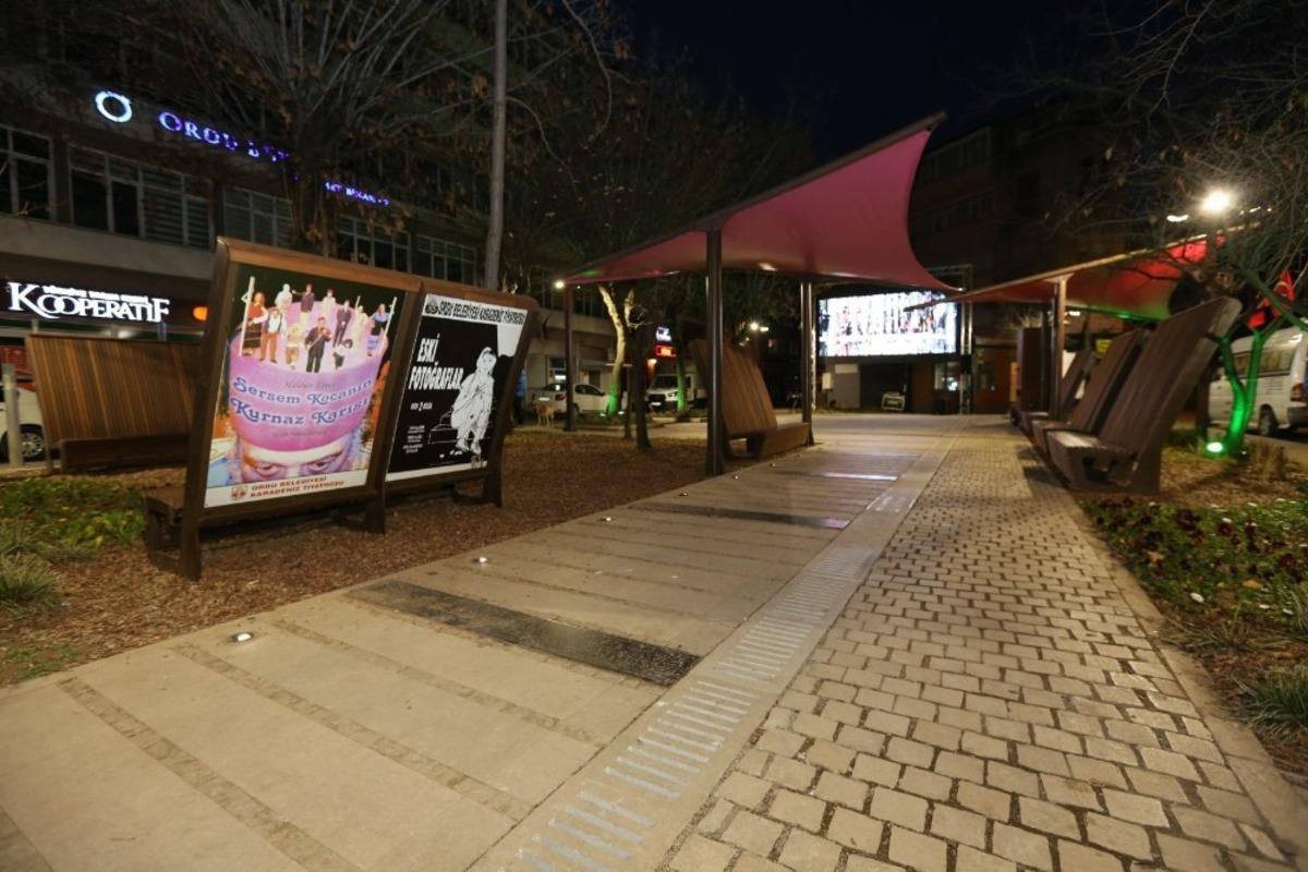 Kadın tiyatro sanat&ccedil;ısına vefa