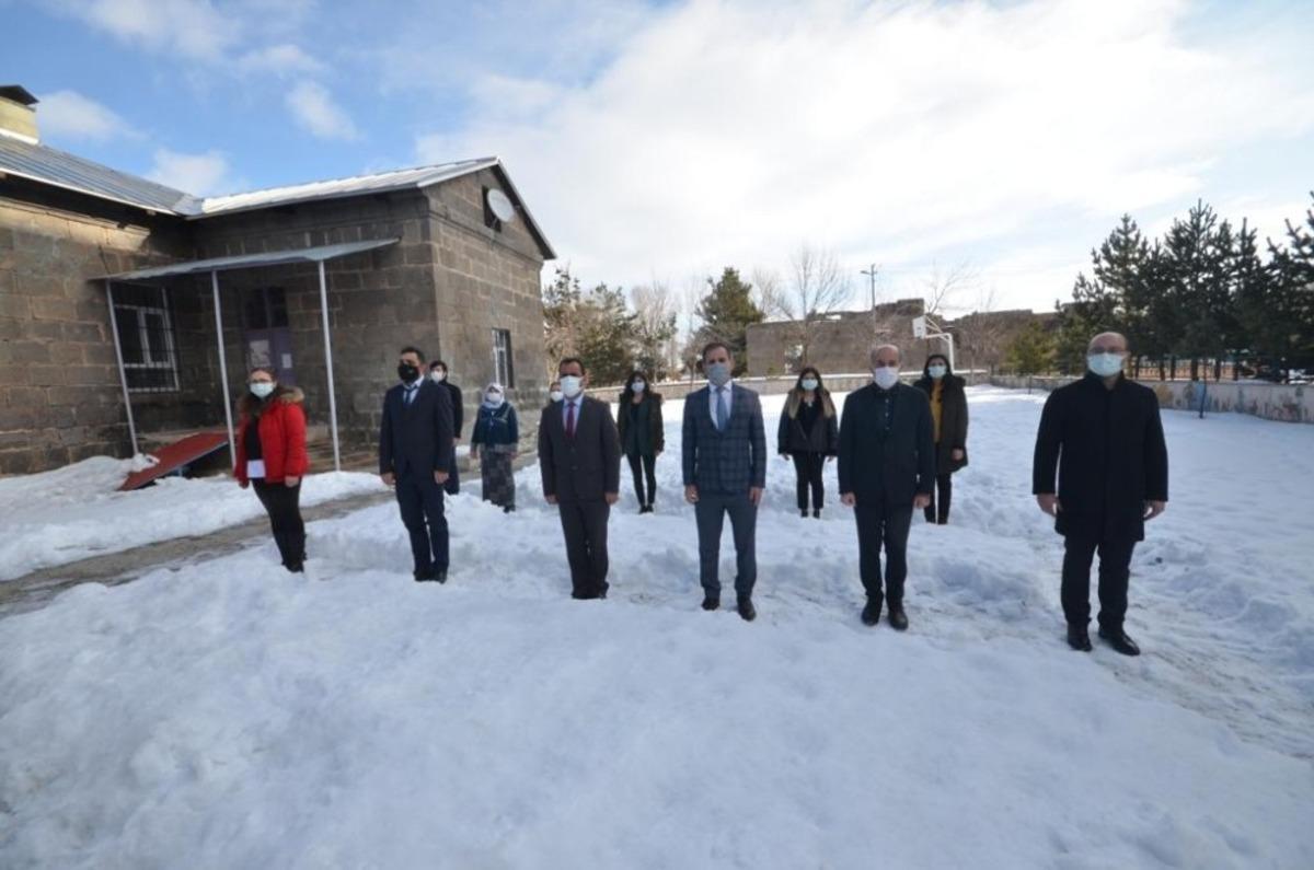 Sarıkamış&rsquo;ta t&uuml;m okullarda İstiklal Marşı okundu