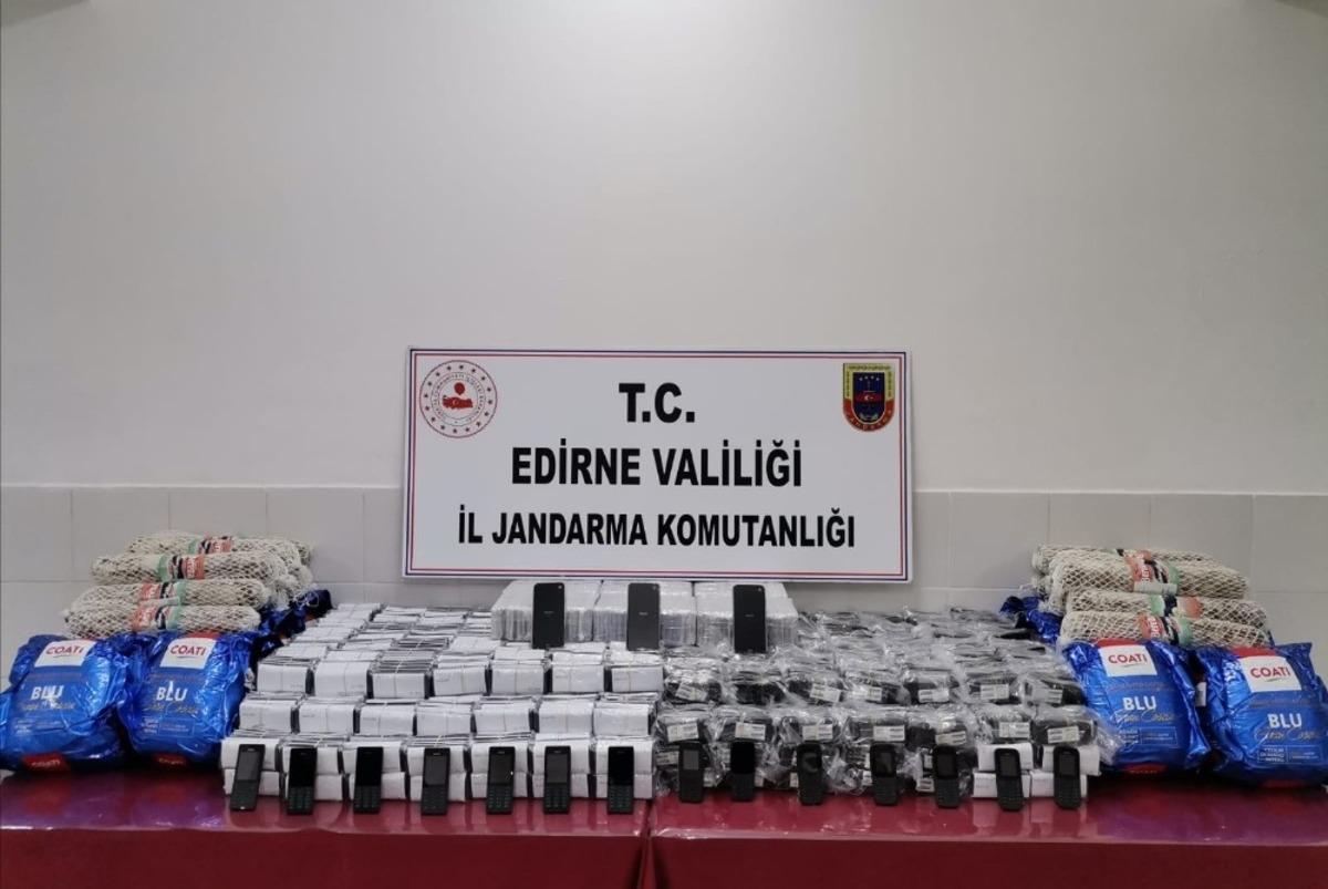 Edirne&rsquo;de 450 bin TL&rsquo;lik ka&ccedil;ak cep telefonu ve domuz eti ele ge&ccedil;irildi