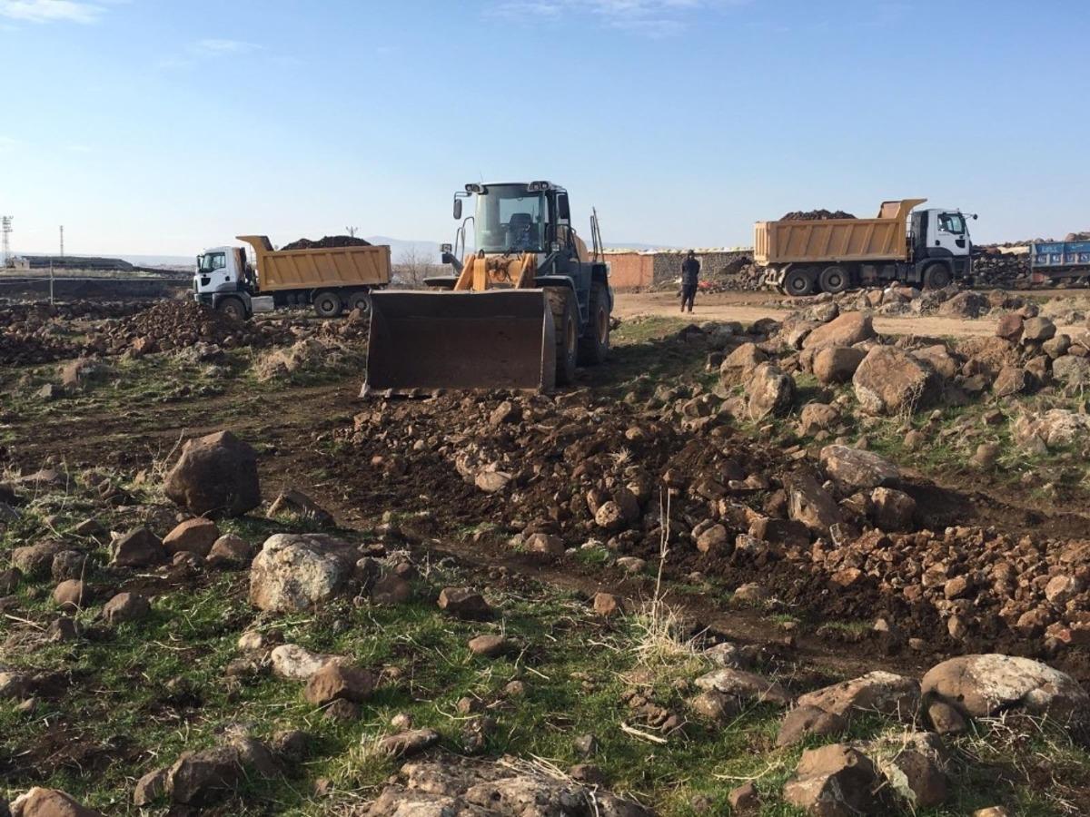 Ergani Belediyesi kırsal mahalle yollarını kilitli parke taşı ile d&ouml;ş&uuml;yor