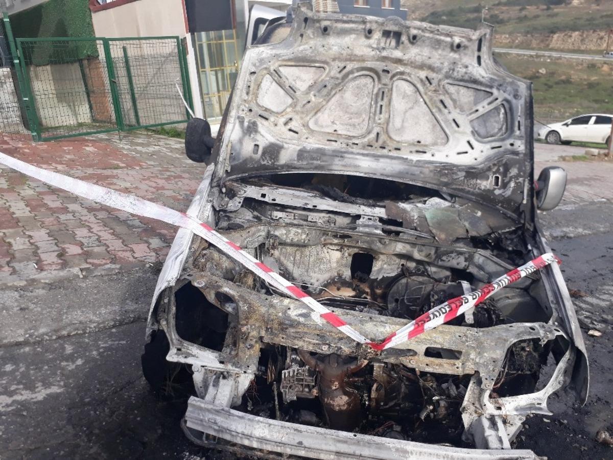Başakşehir&rsquo;de alevler i&ccedil;inde kalan ara&ccedil;tan son anda indi