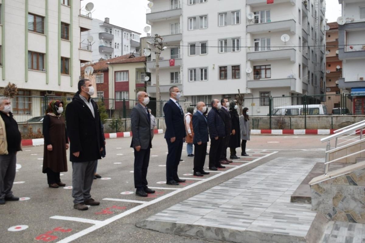 T&uuml;m okullarda İstiklal marşı okundu