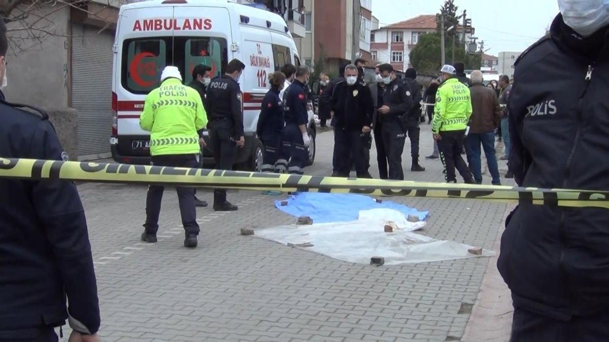 Minib&uuml;s&uuml;n altında kalan 6 yaşındaki &ccedil;ocuk, feci şekilde can verdi