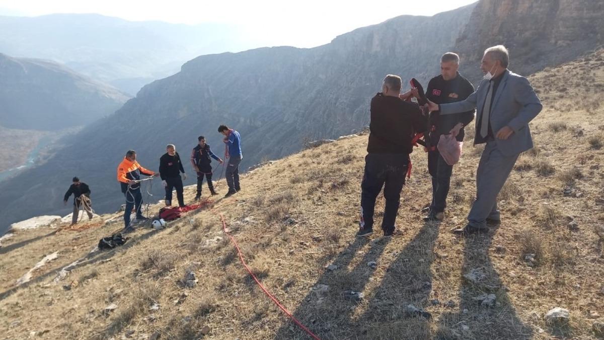 Siirt&rsquo;te kayalıklarda mahsur kalan ke&ccedil;i kurtarıldı