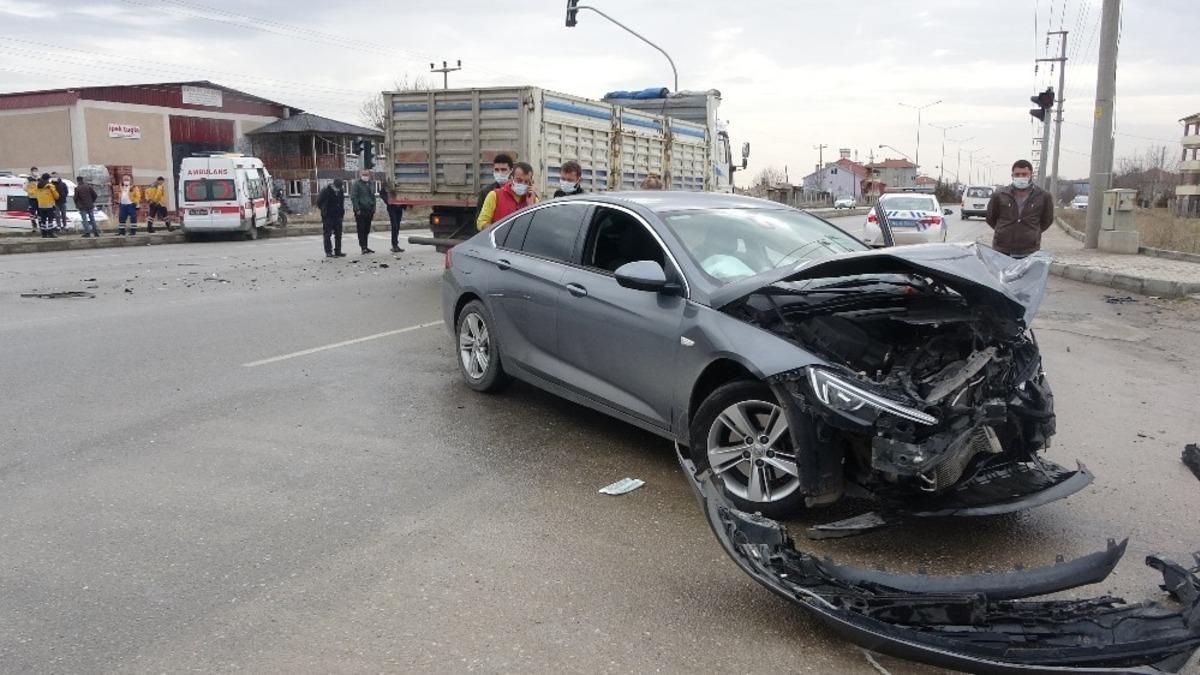 Ambulans ile otomobilin &ccedil;arpışmasında 4 kişi yaralandı