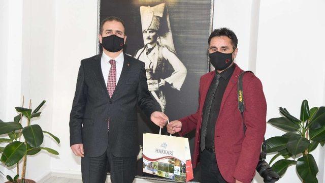 Vali Akbıyık gazetecilerle bir araya geldi