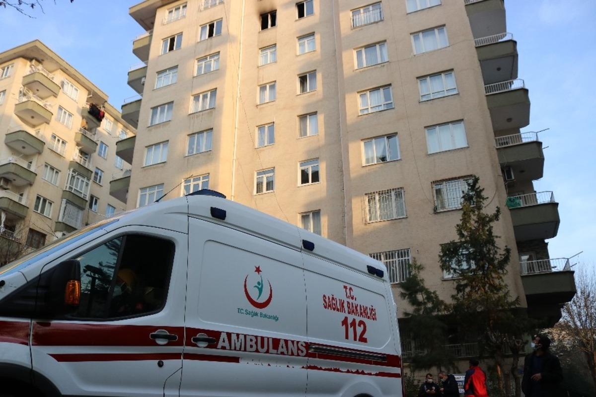 Doğum g&uuml;n&uuml; pastasındaki mumu s&ouml;nd&uuml;rmeyi unuttular, yanan evde canlarını zor kurtardılar