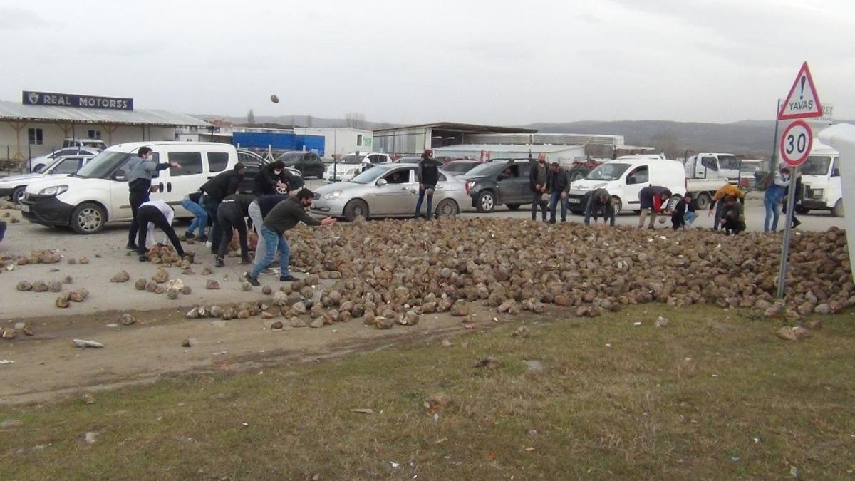 Otomobil ile &ccedil;arpışan pancar y&uuml;kl&uuml; tır metrelerce s&uuml;r&uuml;klenerek yan yattı