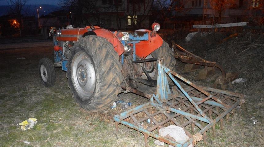 Tokat'ta yaşlı adam trakt&ouml;r&uuml;ne tırmık takmak isterken canından oldu