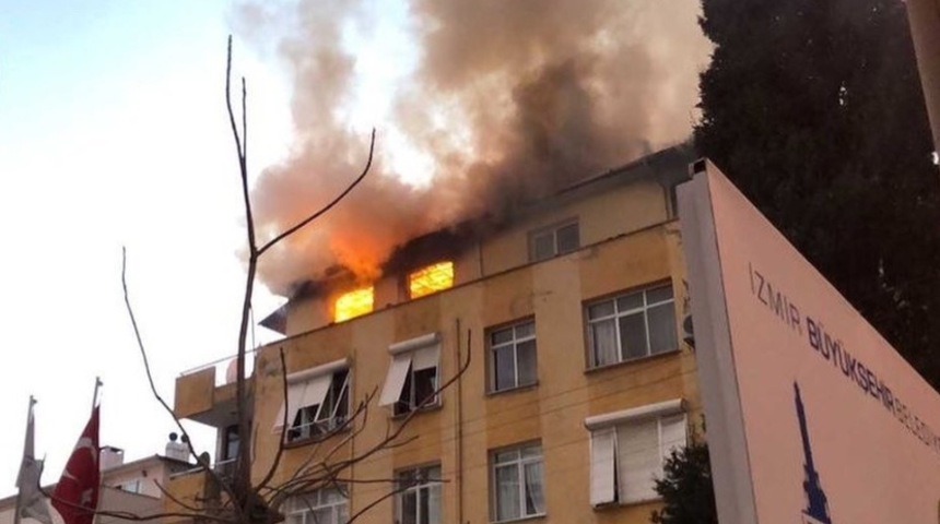 İzmir&rsquo;de korkutan yangın! Bina alev alev yandı