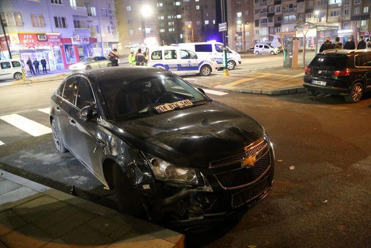 Sivas'ta "dur" ihtarına uymayan ehliyetsiz sürücü yayalara çarptı: 4 yaralı G1