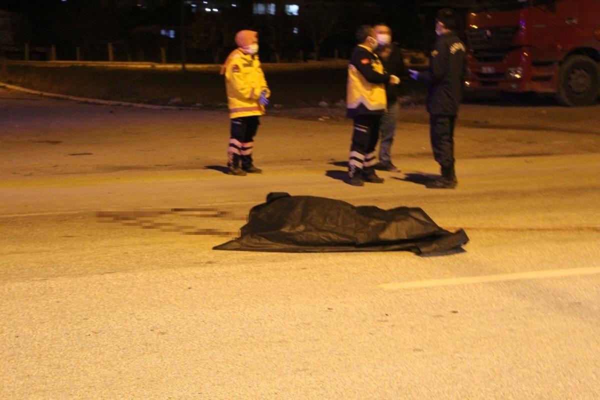 Alkoll&uuml; s&uuml;r&uuml;c&uuml; mola yerine gitmek isteyen kamyoncuyu ezdi