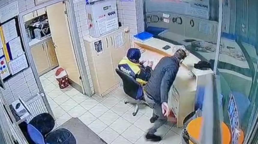 Kadın g&ouml;revlinin arkasından yaklaştı, paraları alıp ka&ccedil;tı