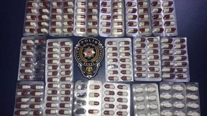Kısıtlamayı ihlal eden ş&uuml;pheliden 210 adet uyuşturucu hap &ccedil;ıktı