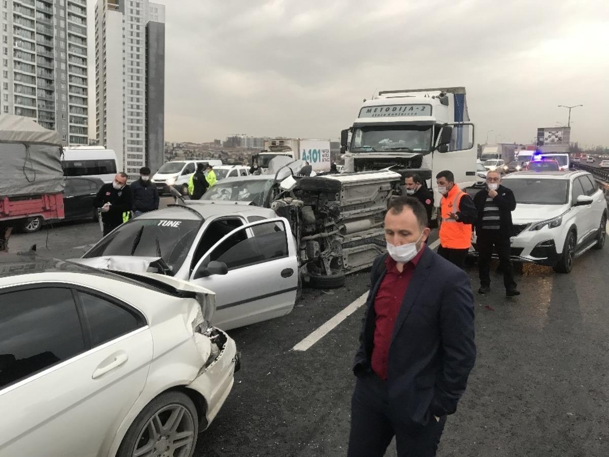 Tem Otoyolu&rsquo;nda 12 aracın karıştığı zincirleme kaza