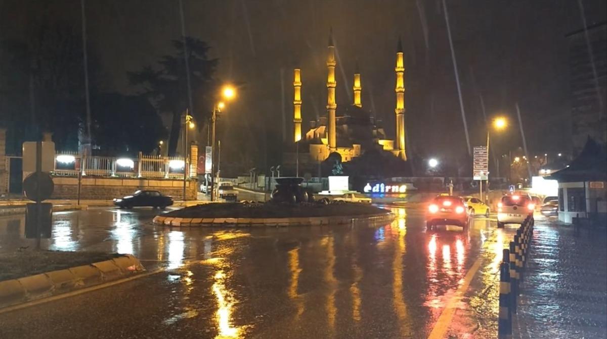 Meteoroloji &lsquo;dikkatli olun&rsquo; demişti, kuvvetli sağanak etkili oluyor
