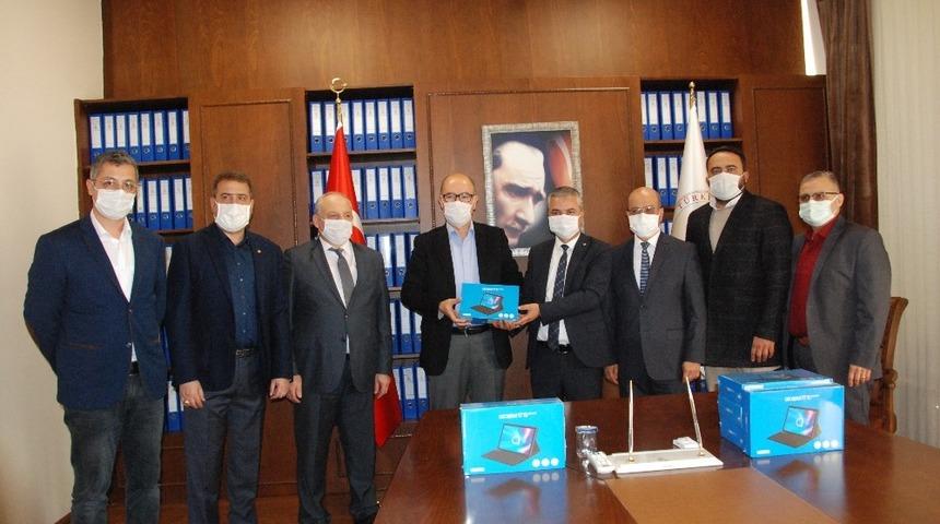 Silifke&rsquo;de 60 &ouml;ğrenciye klavyeli tablet bilgisayar