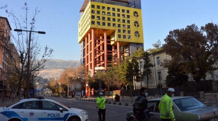 'D&uuml;nyanın en sa&ccedil;ma binası' ile ilgili yeni a&ccedil;ıklama