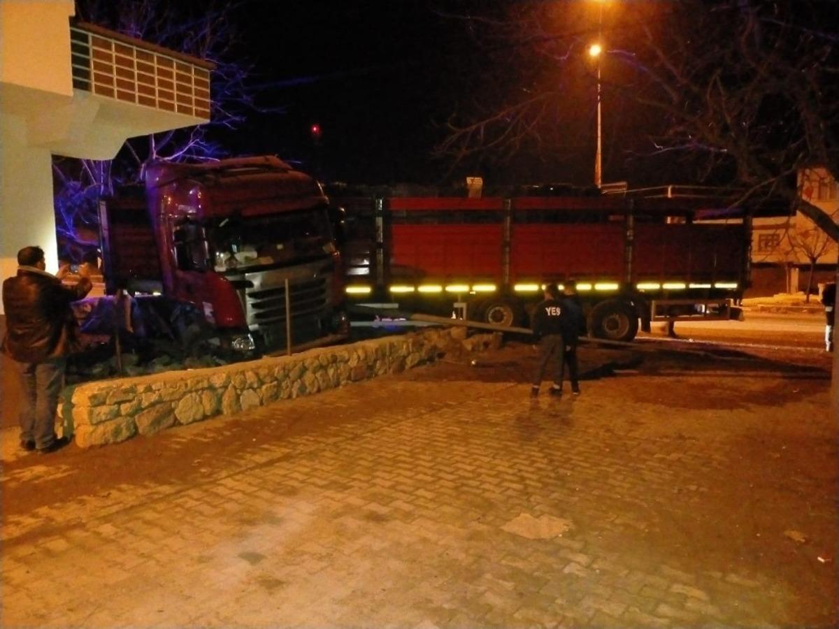 Kontrolden &ccedil;ıkan tır bah&ccedil;e duvarına &ccedil;arparak durabildi