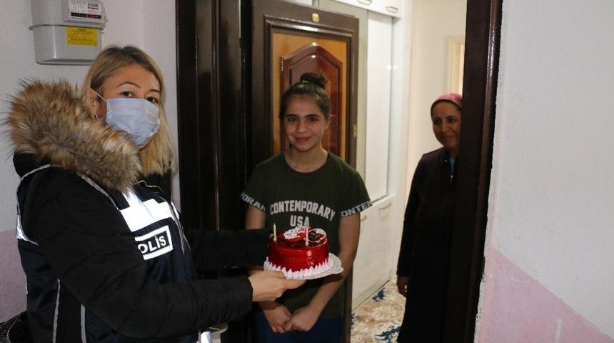 Polis olmak isteyen genç kıza, polislerden sürpriz doğum günü kutlaması