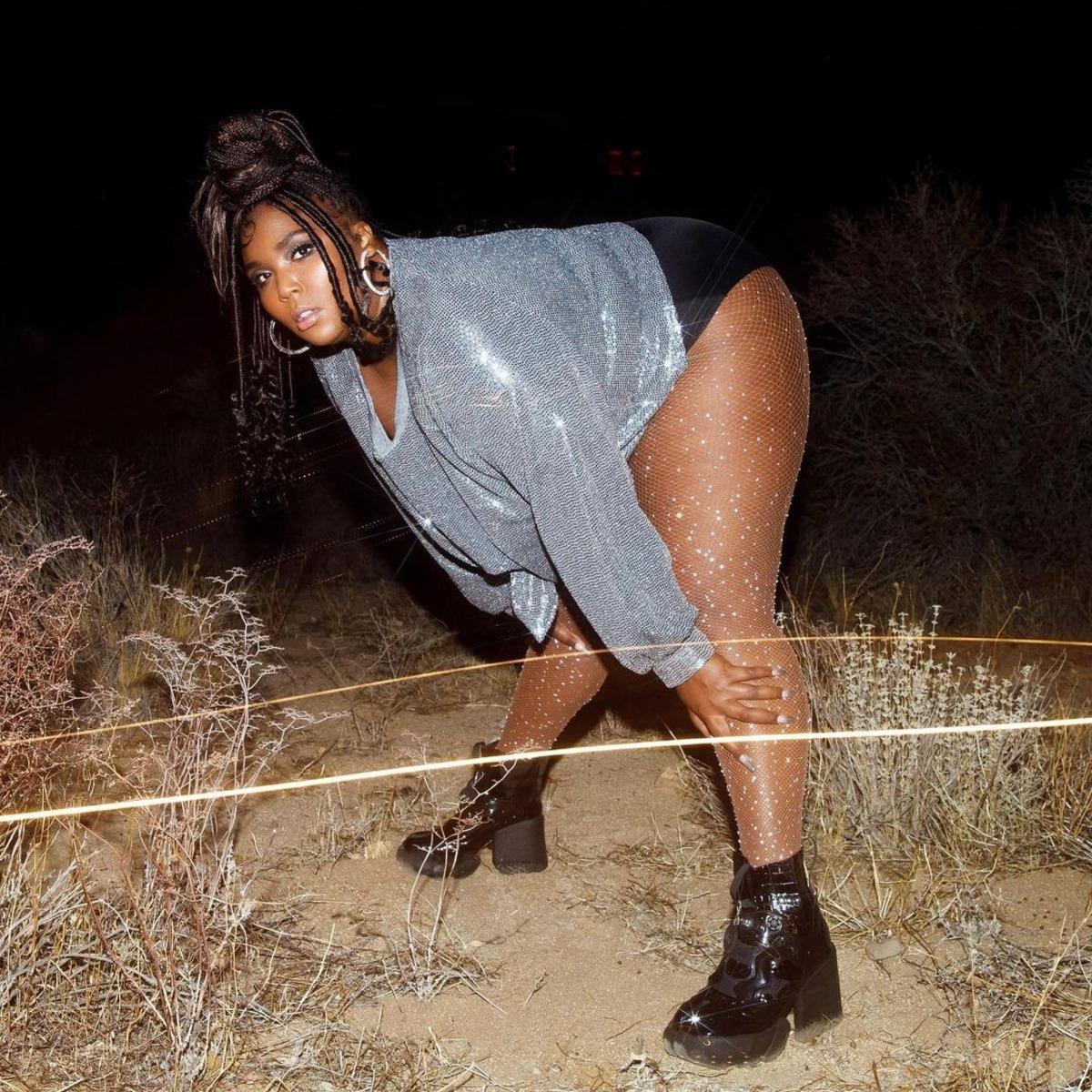 Lizzo neredeyse &ccedil;ıplak! Sadece k&uuml;lotla... 