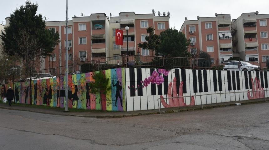 İzmit&rsquo;in gri duvarlarına renk geliyor