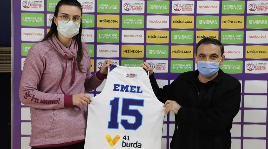 Skoru doğru tahmin eden İzmit Belediyesporlu taraftarlar, formalarına kavuştu