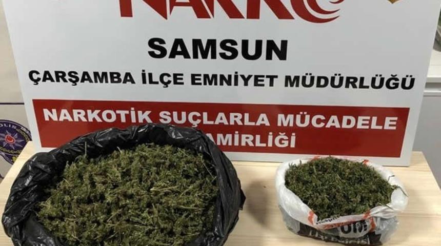 Ş&uuml;pheli ara&ccedil;tan 1 kilo esrar &ccedil;ıktı
