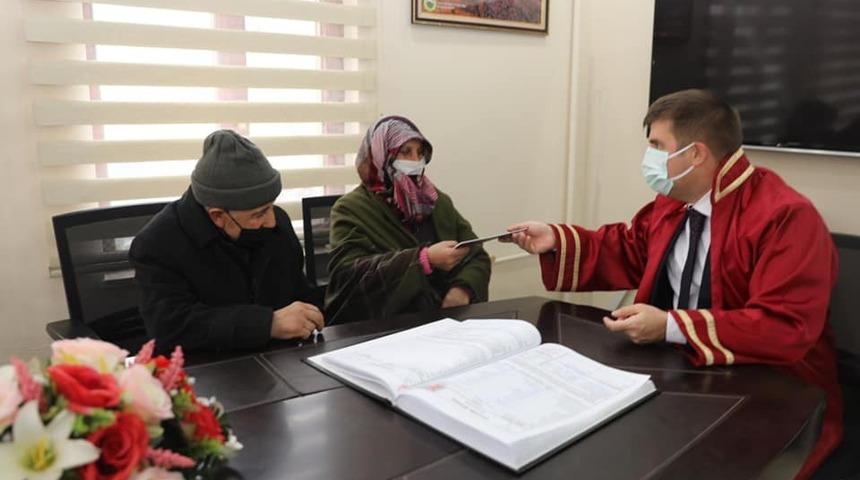 Yaşlı çiftin nikahı 45 yıl sonra kıyıldı