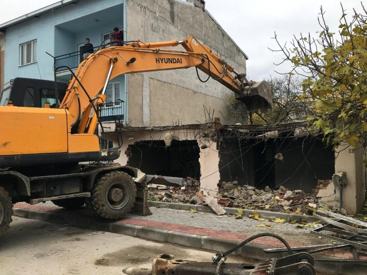 Osmangazi&rsquo;de metruk binalar tehlike olmaktan &ccedil;ıkıyor