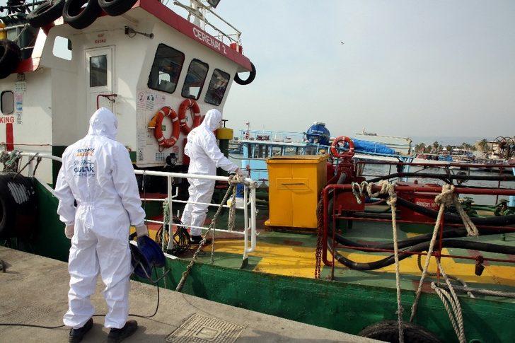 Karaduvar Balıkçı Barınağındaki balıkçı tekneleri dezenfekte edildi G2