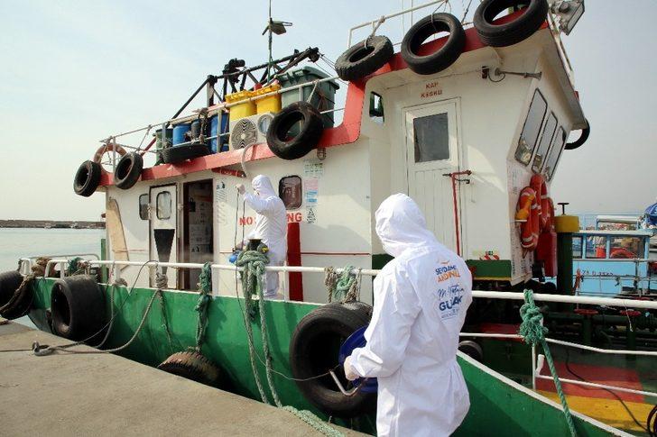 Karaduvar Balıkçı Barınağındaki balıkçı tekneleri dezenfekte edildi G4