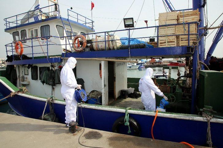 Karaduvar Balıkçı Barınağındaki balıkçı tekneleri dezenfekte edildi G5