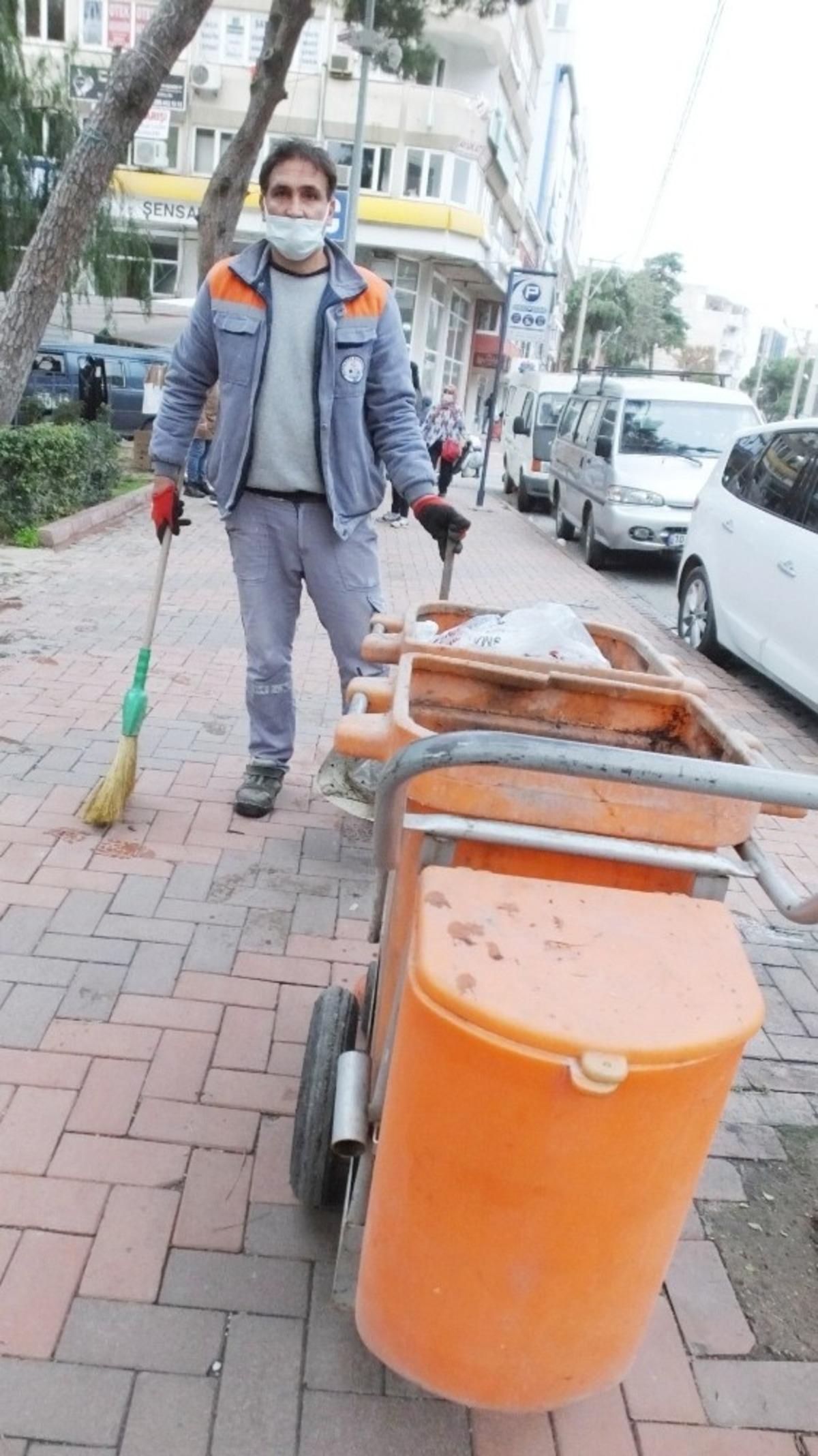 Burhaniye&rsquo;de &ccedil;alışkan temizlik&ccedil;i takdir topladı