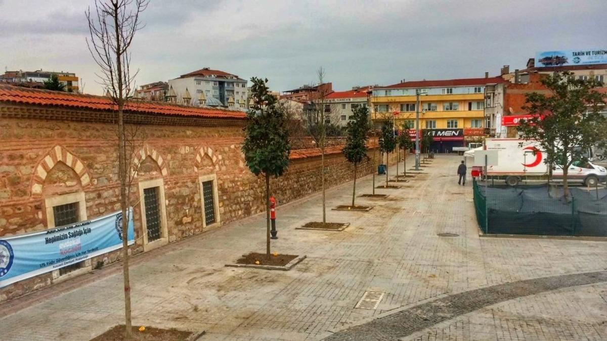 Gebze&rsquo;de kent meydanı manolya ağa&ccedil;ları ile s&uuml;sleniyor