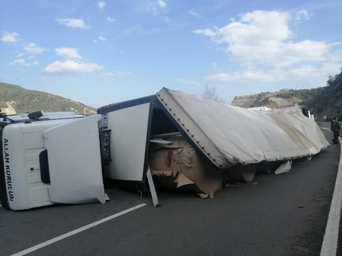Rulo kağıt y&uuml;kl&uuml; tır devrildi, ulaşım aksadı