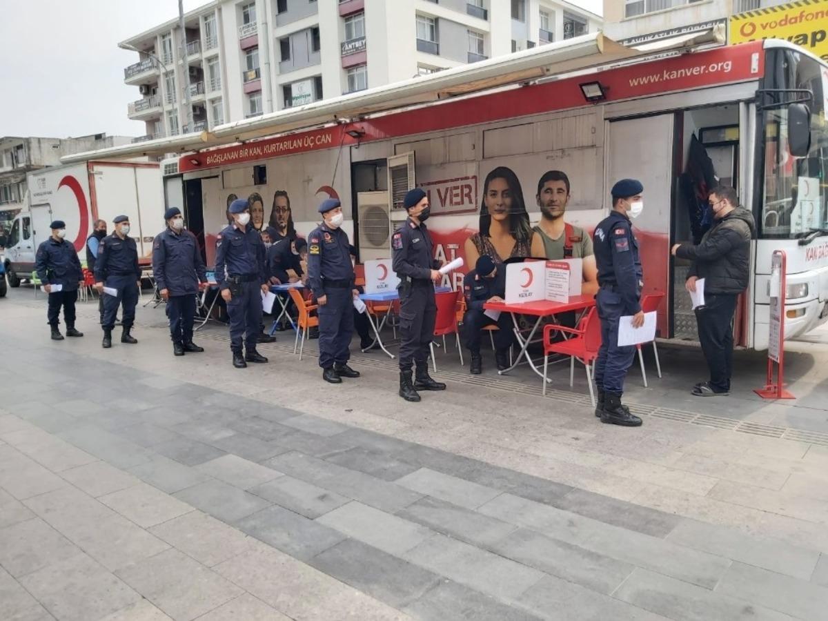 Jandarmadan Kızılay&rsquo;a kan bağışı