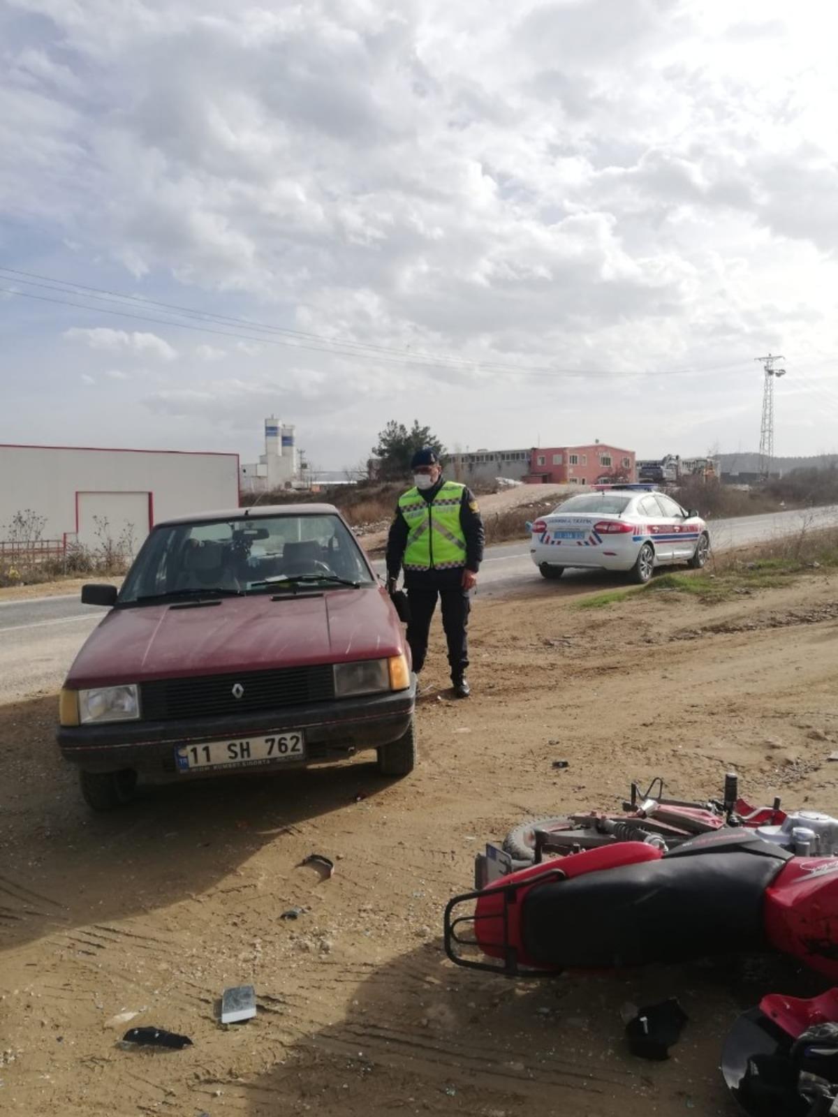 Otomobil ile &ccedil;arpışan motosiklet s&uuml;r&uuml;c&uuml;s&uuml; yaralandı