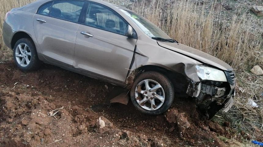 Otomobil şarampole yuvarlandı: 2 yaralı