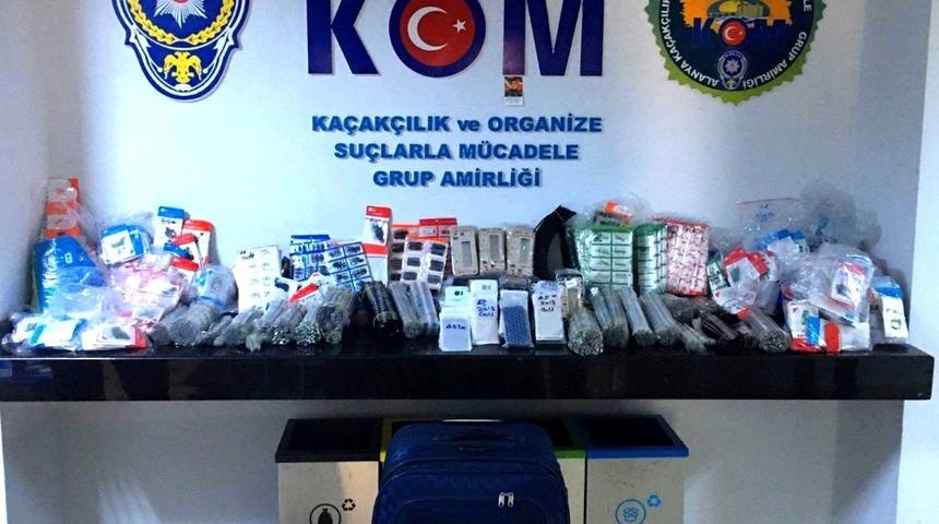 Alanya&rsquo;da 55 bin 492 ka&ccedil;ak cep telefonu par&ccedil;ası ve aksesuarı ele ge&ccedil;irildi