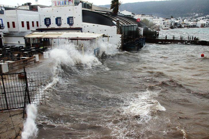 Bodrum’da fırtına nedeniyle feribot seferleri iptal edildi, deniz kahverengiye döndü G2