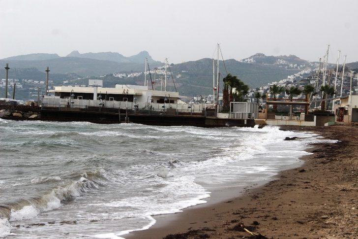 Bodrum’da fırtına nedeniyle feribot seferleri iptal edildi, deniz kahverengiye döndü G4