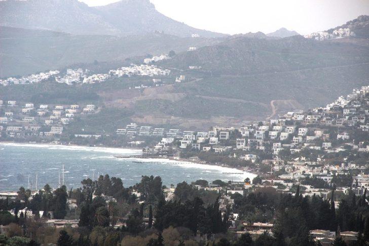 Bodrum’da fırtına nedeniyle feribot seferleri iptal edildi, deniz kahverengiye döndü G5
